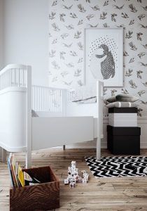 une chambre bébé aménagée avec des objets en noir et blanc