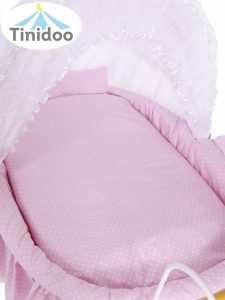 lit bébé avec parure de lit rose