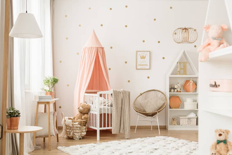 mur à points en or dans chambre bébé fille
