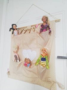 Rangement mural pour poupées